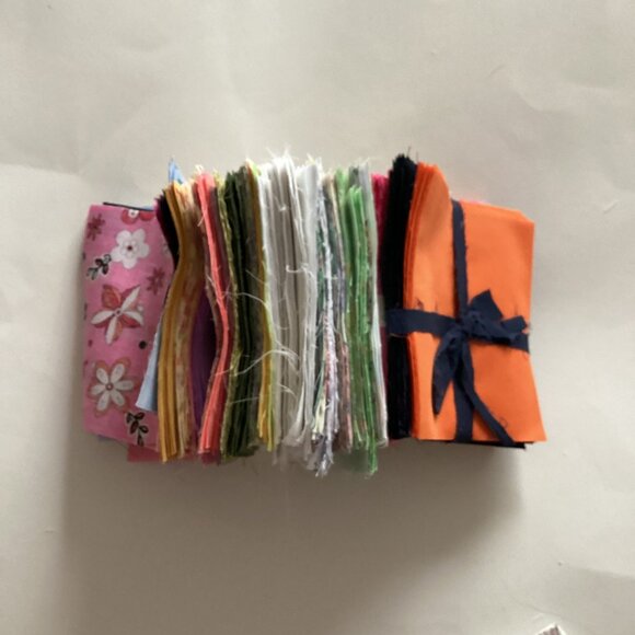 A Bundle Of 5" Inch Fabric Squares Charm Pack An Assortment of Colors & Prints - Picture 9 of 10